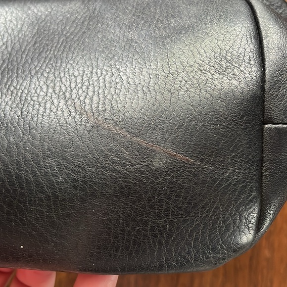 Vince Camuto black leather bucket crossbody bag, cinch top and tassels - Picture 5 of 17